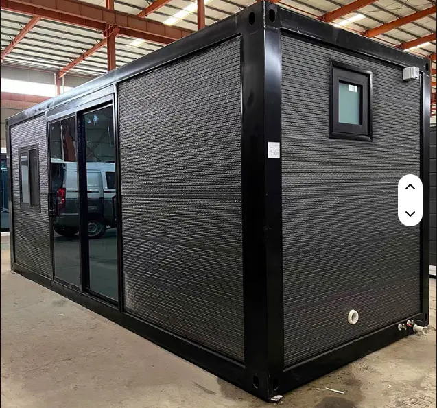 Vue brute de la maison 10 FT avec revêtement sombre