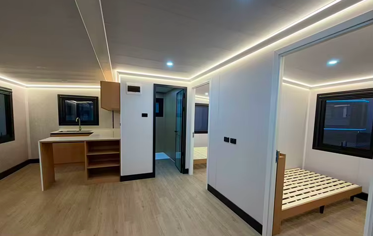 Vues intérieures de la maison modulaire 30 FT — cuisine, chambre et couloir