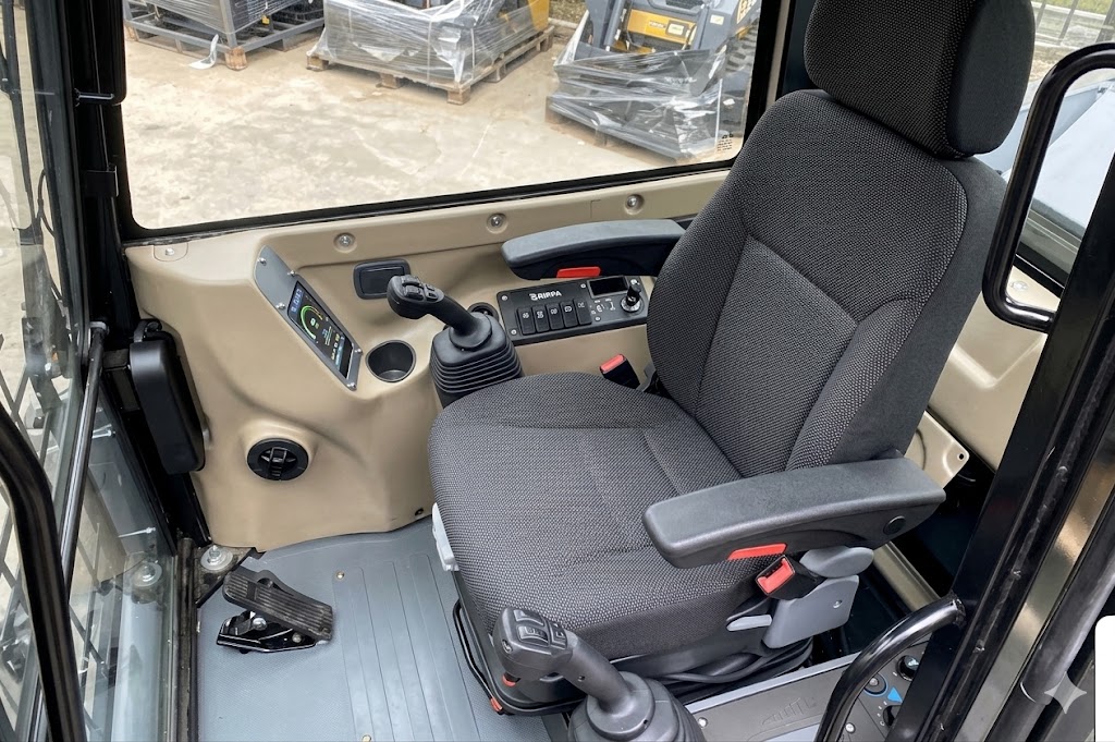 Cockpit, si&egrave;ge de luxe, joysticks et &eacute;cran LCD